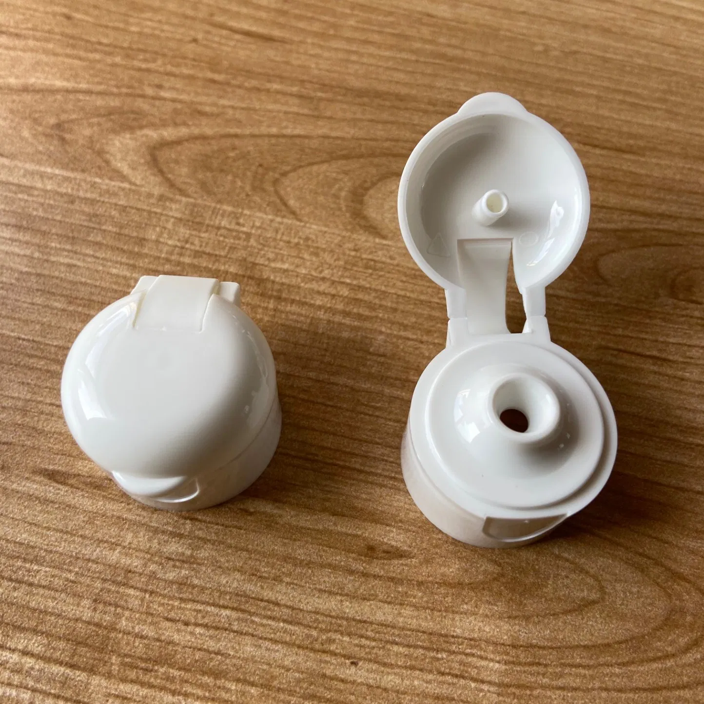 20/410 24/410 28/410 Vite del coperchio Tappo superiore ribaltabile Tappo superiore del disco Tappo push pull